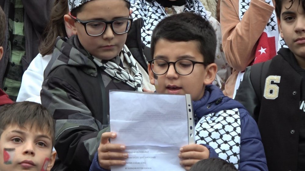 TRABZON'DA ÇOCUKLAR İSRAİL'İN GAZZE'DE FİLİSTİN HALKINA YAPTIĞI ZULMÜ PROTESTO ETMEK İÇİN YÜRÜDÜLER