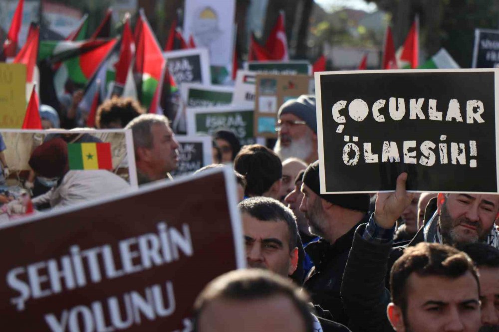 SAKARYA'DA STK TEMSİLCİLERİ VE VATANDAŞLAR İSRAİL’İ KINAYIP FİLİSTİN’E DESTEK İÇİN YÜRÜDÜ