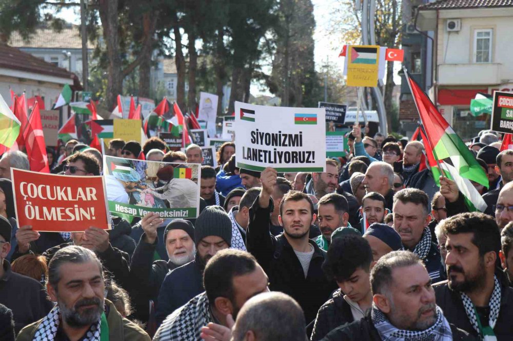 SAKARYA'DA STK TEMSİLCİLERİ VE VATANDAŞLAR İSRAİL’İ KINAYIP FİLİSTİN’E DESTEK İÇİN YÜRÜDÜ