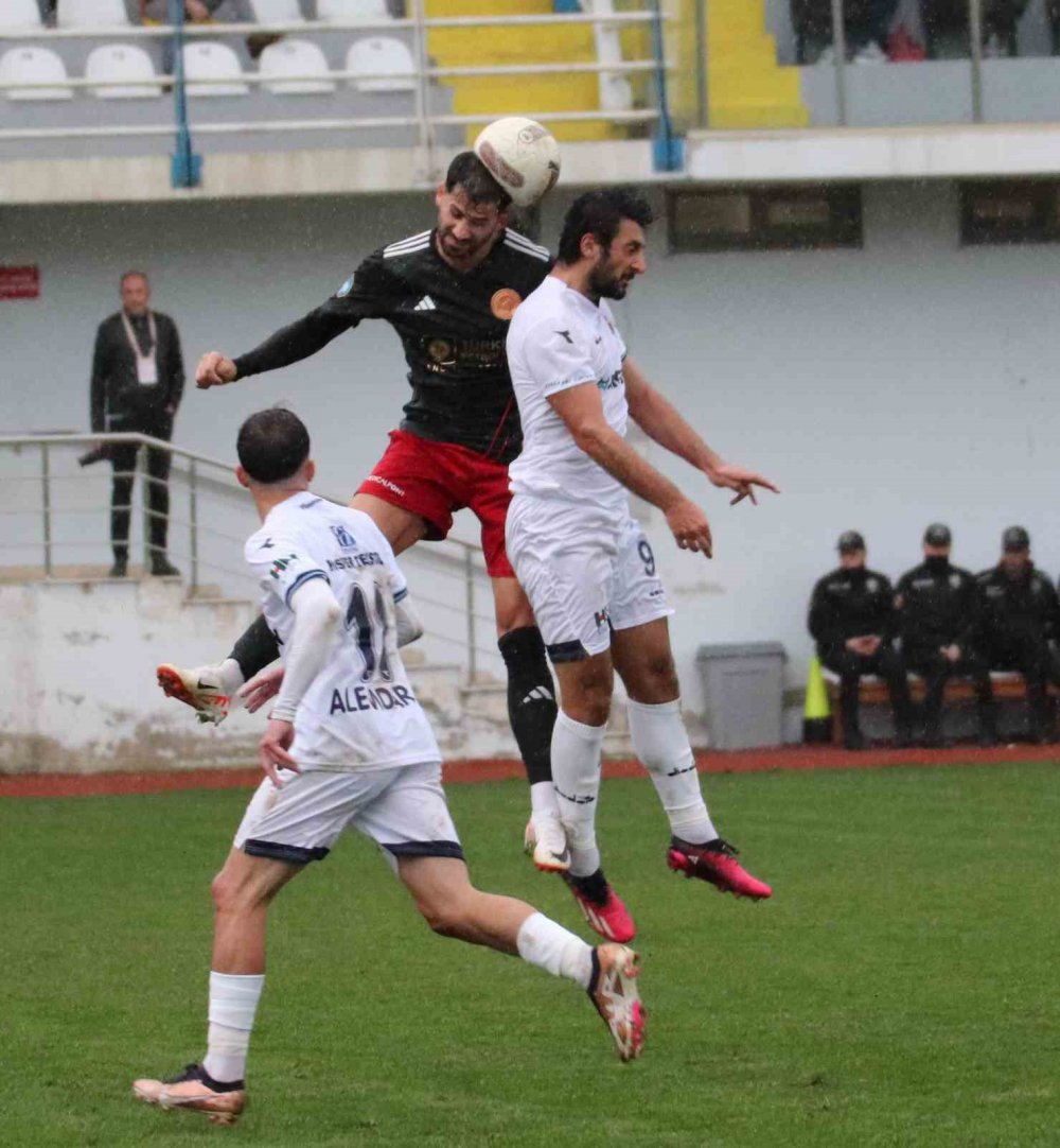 TFF 3. LİG 2. GRUPTA MÜCADELE VEREN RİZE TEMSİLCİSİ PAZARSPOR EVİNDE BATMAN PETROLSPOR'A 1 - 0 MAĞLUP OLDU