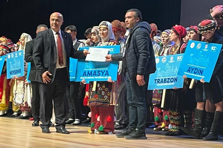 AMASYA'DA DEVLET KORUMASI ALTINDAKİ ÇOCUKLARIN OLUŞTURDUĞU HALK OYUNLARI EKİBİ, YILDIZLAR VE GENÇLER HALK OYUNLARI TÜRKİYE ŞAMPİYONASI'NDA JÜRİ ÖZEL ÖDÜLÜ ALDI