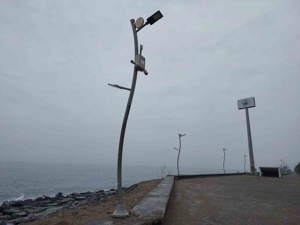RİZE'DE 15 GÜN ÖNCE DALGALARIN ARASINDA KAYBOLAN KADININ OLAYINDA ORTAYA ÇIKAN İLGİNÇ "GÜVENLİK KAMERASI" DETAYI PES DEDİRTTİ.SAHİLDEKİ GÜVENLİK KAMERALARININ KABLOLARI ÇALINDIĞI İÇİN GÖRÜNTÜ ALINAMADI