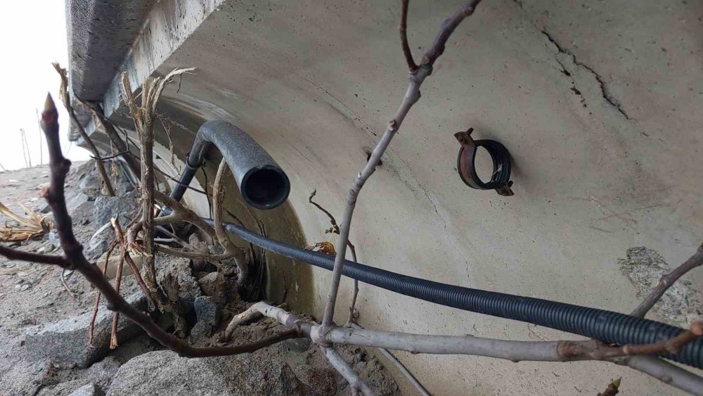 RİZE'DE 15 GÜN ÖNCE DALGALARIN ARASINDA KAYBOLAN KADININ OLAYINDA ORTAYA ÇIKAN İLGİNÇ "GÜVENLİK KAMERASI" DETAYI PES DEDİRTTİ.SAHİLDEKİ GÜVENLİK KAMERALARININ KABLOLARI ÇALINDIĞI İÇİN GÖRÜNTÜ ALINAMADI