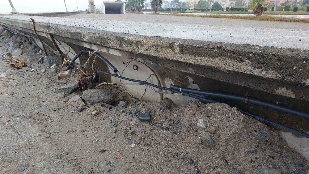 RİZE'DE 15 GÜN ÖNCE DALGALARIN ARASINDA KAYBOLAN KADININ OLAYINDA ORTAYA ÇIKAN İLGİNÇ "GÜVENLİK KAMERASI" DETAYI PES DEDİRTTİ.SAHİLDEKİ GÜVENLİK KAMERALARININ KABLOLARI ÇALINDIĞI İÇİN GÖRÜNTÜ ALINAMADI