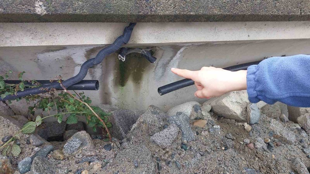 RİZE'DE 15 GÜN ÖNCE DALGALARIN ARASINDA KAYBOLAN KADININ OLAYINDA ORTAYA ÇIKAN İLGİNÇ "GÜVENLİK KAMERASI" DETAYI PES DEDİRTTİ.SAHİLDEKİ GÜVENLİK KAMERALARININ KABLOLARI ÇALINDIĞI İÇİN GÖRÜNTÜ ALINAMADI