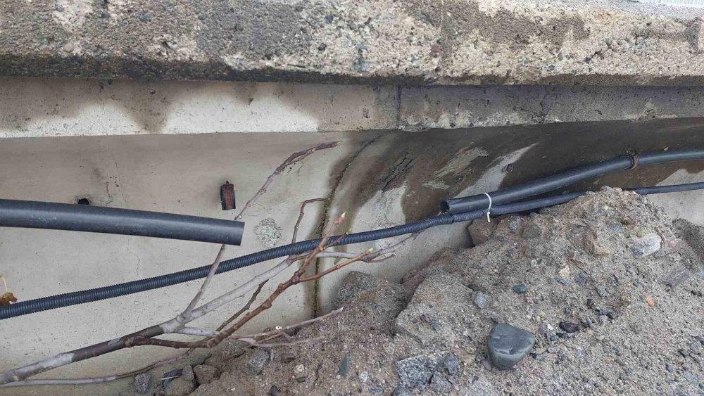 RİZE'DE 15 GÜN ÖNCE DALGALARIN ARASINDA KAYBOLAN KADININ OLAYINDA ORTAYA ÇIKAN İLGİNÇ "GÜVENLİK KAMERASI" DETAYI PES DEDİRTTİ.SAHİLDEKİ GÜVENLİK KAMERALARININ KABLOLARI ÇALINDIĞI İÇİN GÖRÜNTÜ ALINAMADI