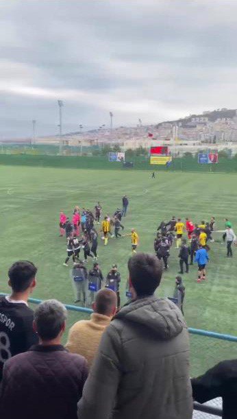 TRABZON'DA DÜN ARSİNSPOR İLE ÇAYELİSPOR ARASINDA OYNANAN BAL MÜSABAKASINDA KAVGA ÇIKTI. İKİ TAKIMIN NEREDEYSE TÜM OYUNCULARIN DAHİL OLDUĞU KAVGADA, TEKNİK EKİP VE YÖNETİCİLER KAVGAYI AYIRMAKTA GÜÇLÜK ÇEKTİ