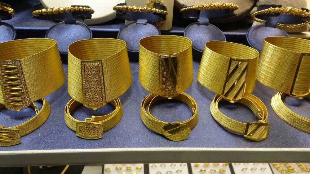 ALTININ GRAM FİYATININ HER GEÇEN GÜN ARTMASI İLE YAKLAŞIK 2 YIL ÖNCESİNE KADAR TRABZON HASIR BİLEZİĞİNİN SETİ 110 BİN TL CİVARLARINDA SATILIRKEN, BUGÜN BU FİYAT KATLANARAK 250-350 BİN SEVİYELERİNE KADAR YÜKSELDİ