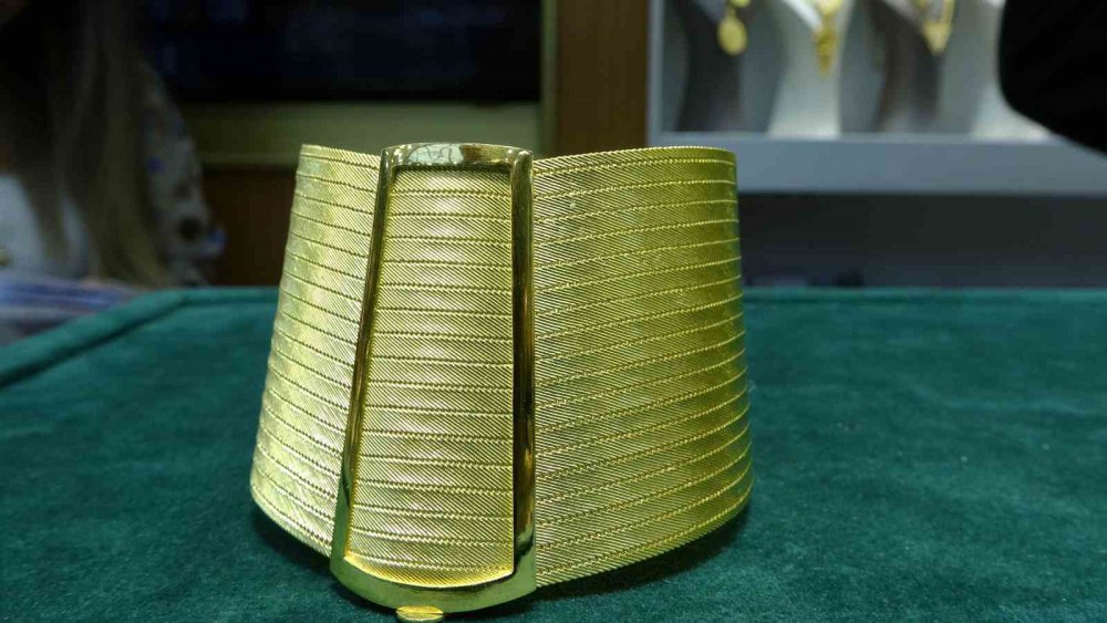 ALTININ GRAM FİYATININ HER GEÇEN GÜN ARTMASI İLE YAKLAŞIK 2 YIL ÖNCESİNE KADAR TRABZON HASIR BİLEZİĞİNİN SETİ 110 BİN TL CİVARLARINDA SATILIRKEN, BUGÜN BU FİYAT KATLANARAK 250-350 BİN SEVİYELERİNE KADAR YÜKSELDİ