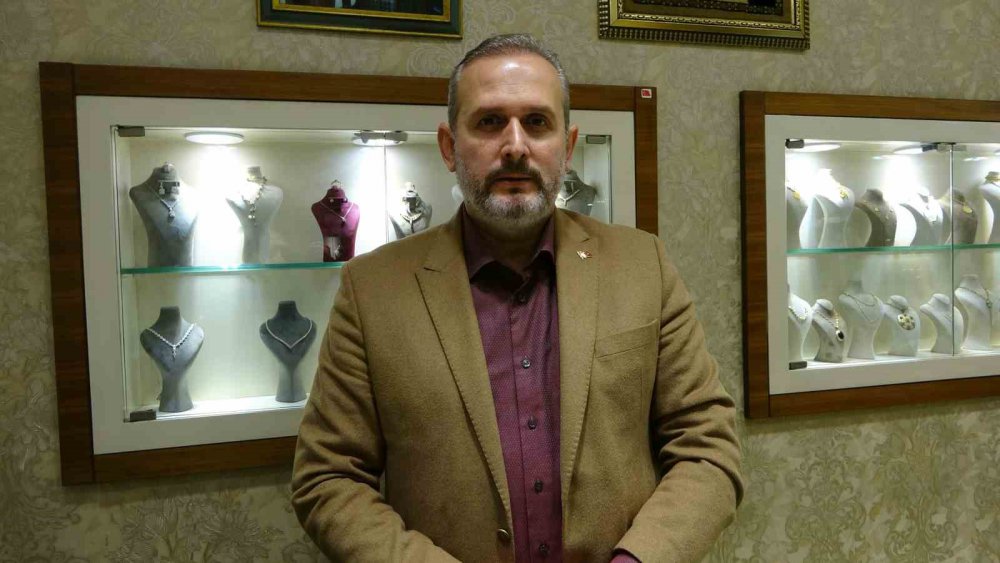 ALTININ GRAM FİYATININ HER GEÇEN GÜN ARTMASI İLE YAKLAŞIK 2 YIL ÖNCESİNE KADAR TRABZON HASIR BİLEZİĞİNİN SETİ 110 BİN TL CİVARLARINDA SATILIRKEN, BUGÜN BU FİYAT KATLANARAK 250-350 BİN SEVİYELERİNE KADAR YÜKSELDİ