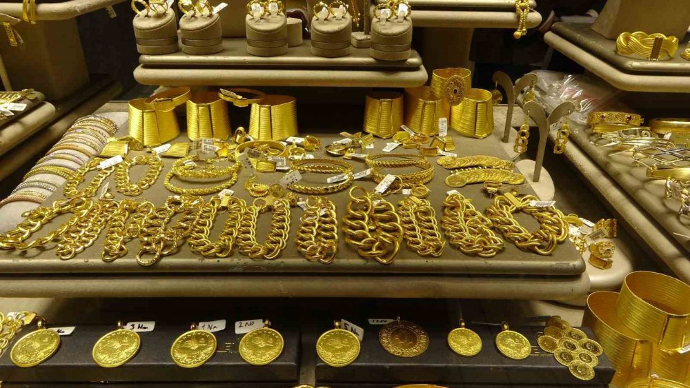 ALTININ GRAM FİYATININ HER GEÇEN GÜN ARTMASI İLE YAKLAŞIK 2 YIL ÖNCESİNE KADAR TRABZON HASIR BİLEZİĞİNİN SETİ 110 BİN TL CİVARLARINDA SATILIRKEN, BUGÜN BU FİYAT KATLANARAK 250-350 BİN SEVİYELERİNE KADAR YÜKSELDİ