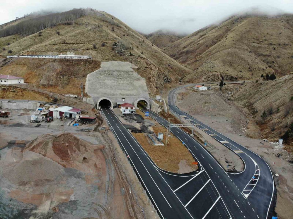 KARADENİZ BÖLGESİ'Nİ İÇ ANADOLU BÖLGESİ'NE BAĞLAYAN ÖNEMLİ GÜZERGAHLARDAN OLAN VE KIŞ MEVSİMİNDE TEK TÜPTEN ULAŞIM SAĞLANAN EĞRİBEL TÜNELİ, DİĞER BÖLÜMDEKİ ÇALIŞMALARIN DA TAMAMLANMASIYLA ÇİFT TÜPLE HİZMETE AÇILDI
