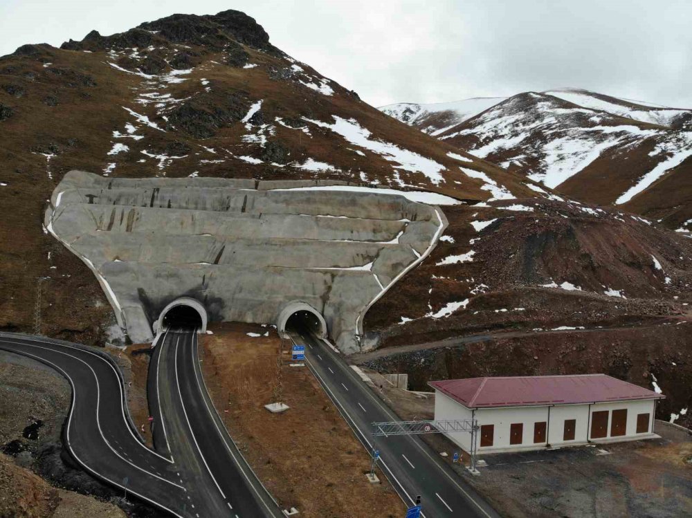 KARADENİZ BÖLGESİ'Nİ İÇ ANADOLU BÖLGESİ'NE BAĞLAYAN ÖNEMLİ GÜZERGAHLARDAN OLAN VE KIŞ MEVSİMİNDE TEK TÜPTEN ULAŞIM SAĞLANAN EĞRİBEL TÜNELİ, DİĞER BÖLÜMDEKİ ÇALIŞMALARIN DA TAMAMLANMASIYLA ÇİFT TÜPLE HİZMETE AÇILDI