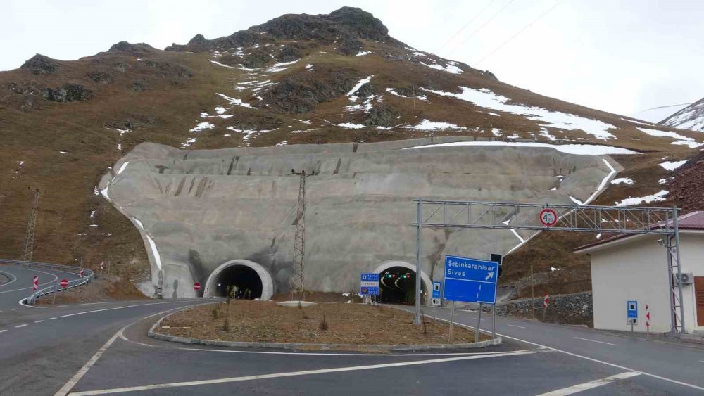 KARADENİZ BÖLGESİ'Nİ İÇ ANADOLU BÖLGESİ'NE BAĞLAYAN ÖNEMLİ GÜZERGAHLARDAN OLAN VE KIŞ MEVSİMİNDE TEK TÜPTEN ULAŞIM SAĞLANAN EĞRİBEL TÜNELİ, DİĞER BÖLÜMDEKİ ÇALIŞMALARIN DA TAMAMLANMASIYLA ÇİFT TÜPLE HİZMETE AÇILDI