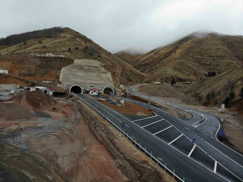 KARADENİZ BÖLGESİ'Nİ İÇ ANADOLU BÖLGESİ'NE BAĞLAYAN ÖNEMLİ GÜZERGAHLARDAN OLAN VE KIŞ MEVSİMİNDE TEK TÜPTEN ULAŞIM SAĞLANAN EĞRİBEL TÜNELİ, DİĞER BÖLÜMDEKİ ÇALIŞMALARIN DA TAMAMLANMASIYLA ÇİFT TÜPLE HİZMETE AÇILDI