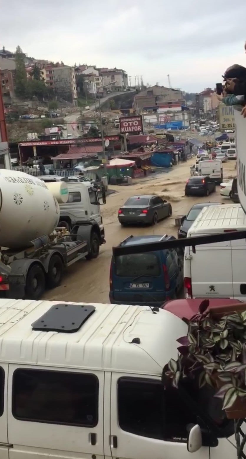 TRABZON'UN ORTAHİSAR İLÇESİ DEĞİRMENDERE MAHALLESİNDE BELEDİYENİN SU BORUSU PATLAYINCA YOLLAR GÖLE DÖNDÜ