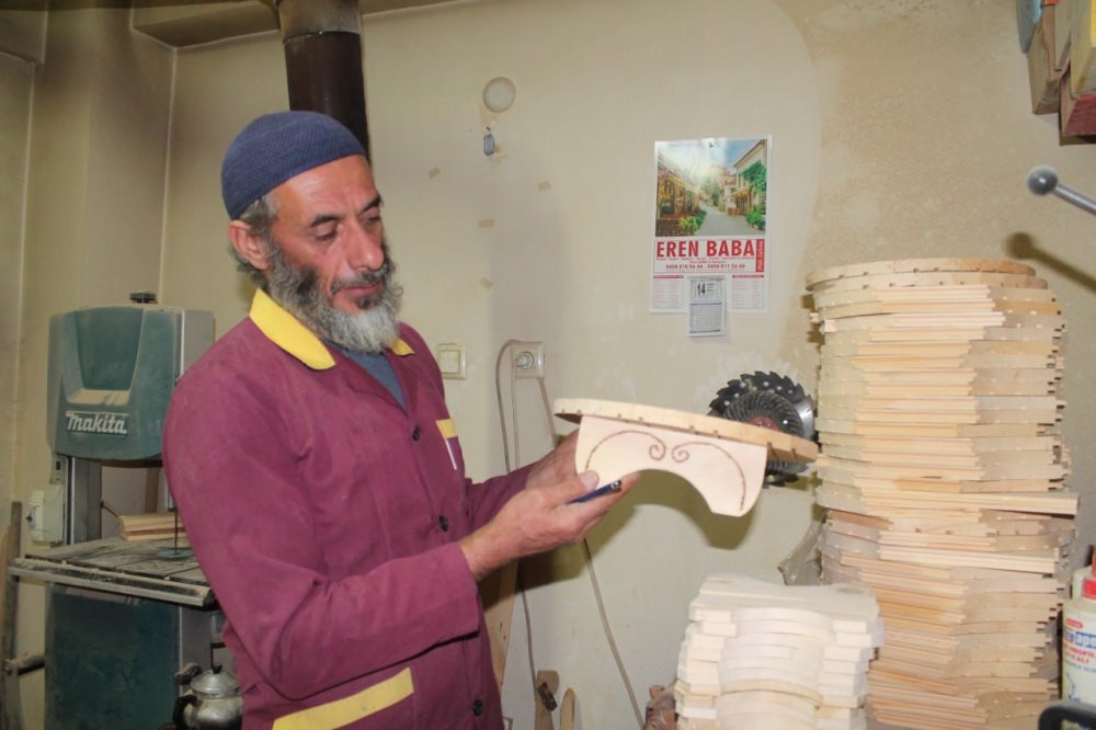 BAYBURT'TA YAŞAYAN MUSTAFA OZULU İSİMLİ VATANDAŞ EMEKLİ OLDUKTAN SONRA, ÇOCUKLUK HAYALİ OLAN AHŞAP İŞİNE GİRDİ