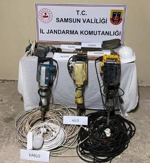 SAMSUN'DA KAÇAK KAZI YAPAN 10 KİŞİ 30 METRELİK ÇUKURDA YAKALANDI