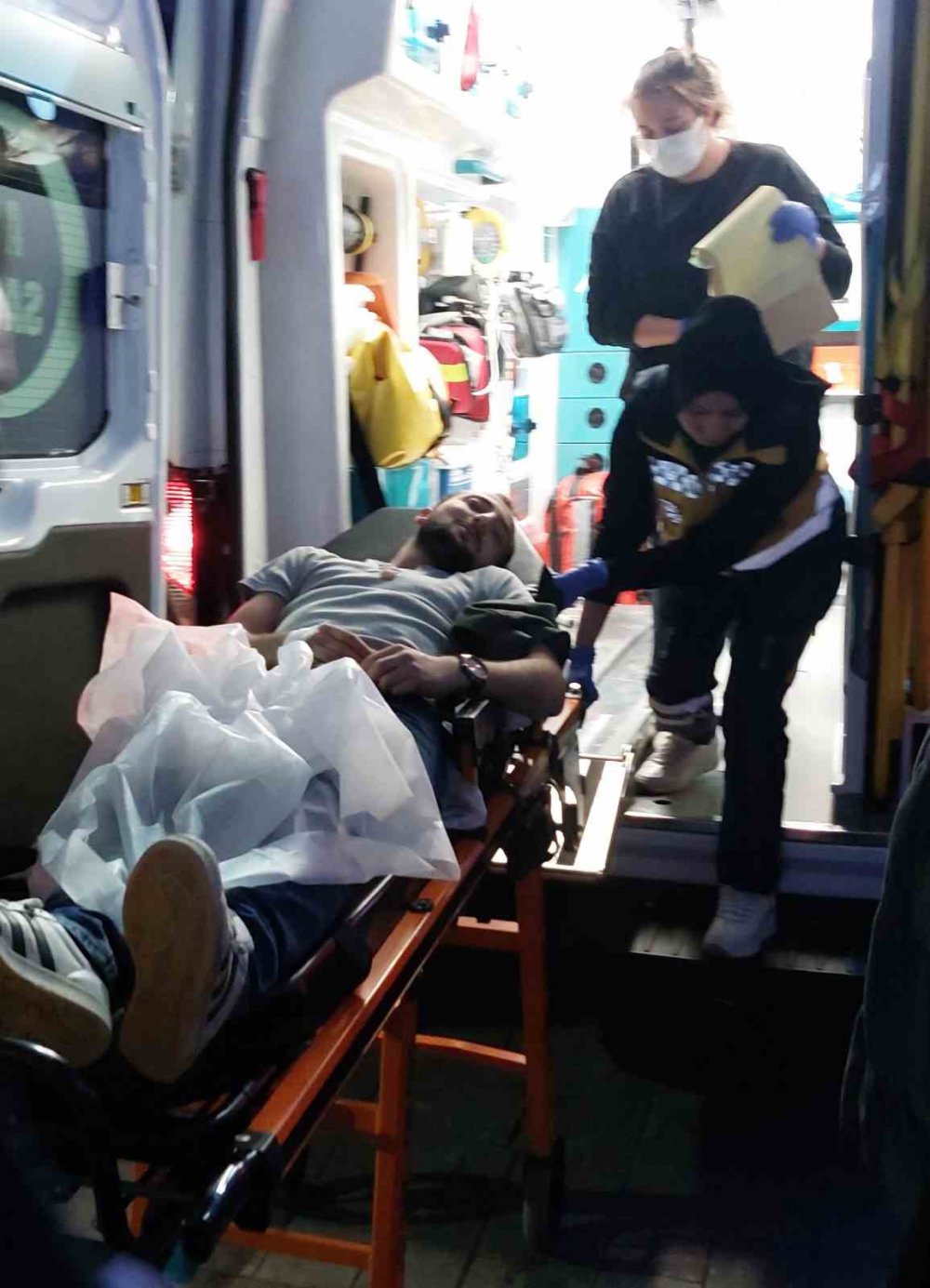 SAMSUN'UN İLKADIM İLÇESİ KARADENİZ MAHALLESİ İNCE SOKAK ÜZERİNDE POMPALI TÜFEKLİ SALDIRIYA UĞRAYAN 3 KİŞİ YARALANDI. OLAY’A KARIŞAN 3 KİŞİ POLİS TARAFINDAN POMPALI TÜFEKLE BİRLİKTE YAKALANARAK GÖZALTINA ALINDI