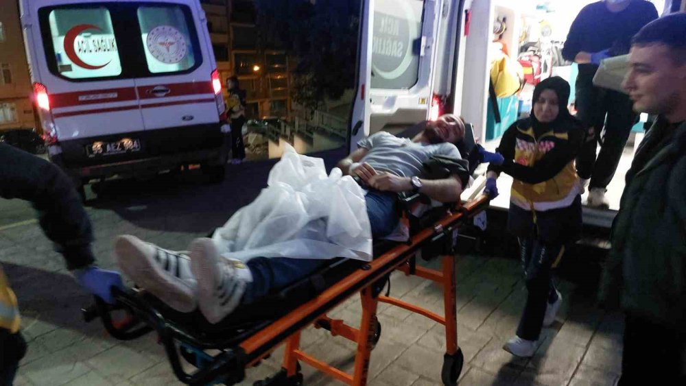 SAMSUN'UN İLKADIM İLÇESİ KARADENİZ MAHALLESİ İNCE SOKAK ÜZERİNDE POMPALI TÜFEKLİ SALDIRIYA UĞRAYAN 3 KİŞİ YARALANDI. OLAY’A KARIŞAN 3 KİŞİ POLİS TARAFINDAN POMPALI TÜFEKLE BİRLİKTE YAKALANARAK GÖZALTINA ALINDI