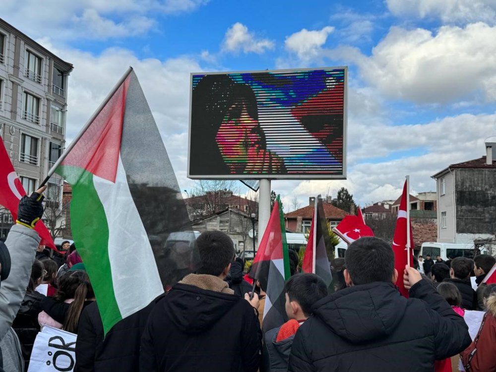 SAMSUN'UN LADİK İLÇESİNDE İMAM HATİP ORTAOKULU ÖĞRENCİLERİ, FİLİSTİN İÇİN DESTEK YÜRÜYÜŞÜ GERÇEKLEŞTİRDİ