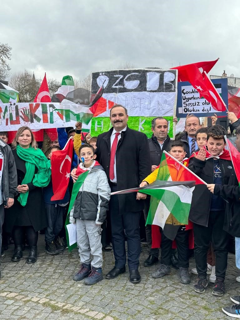 SAMSUN'UN LADİK İLÇESİNDE İMAM HATİP ORTAOKULU ÖĞRENCİLERİ, FİLİSTİN İÇİN DESTEK YÜRÜYÜŞÜ GERÇEKLEŞTİRDİ