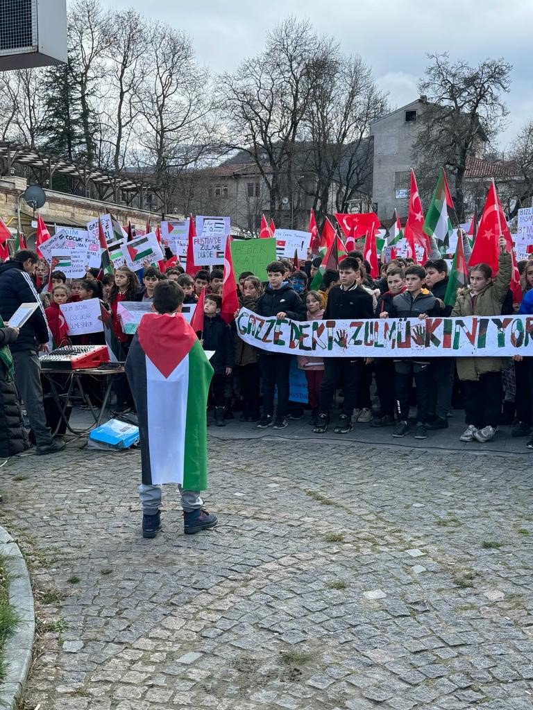 SAMSUN'UN LADİK İLÇESİNDE İMAM HATİP ORTAOKULU ÖĞRENCİLERİ, FİLİSTİN İÇİN DESTEK YÜRÜYÜŞÜ GERÇEKLEŞTİRDİ