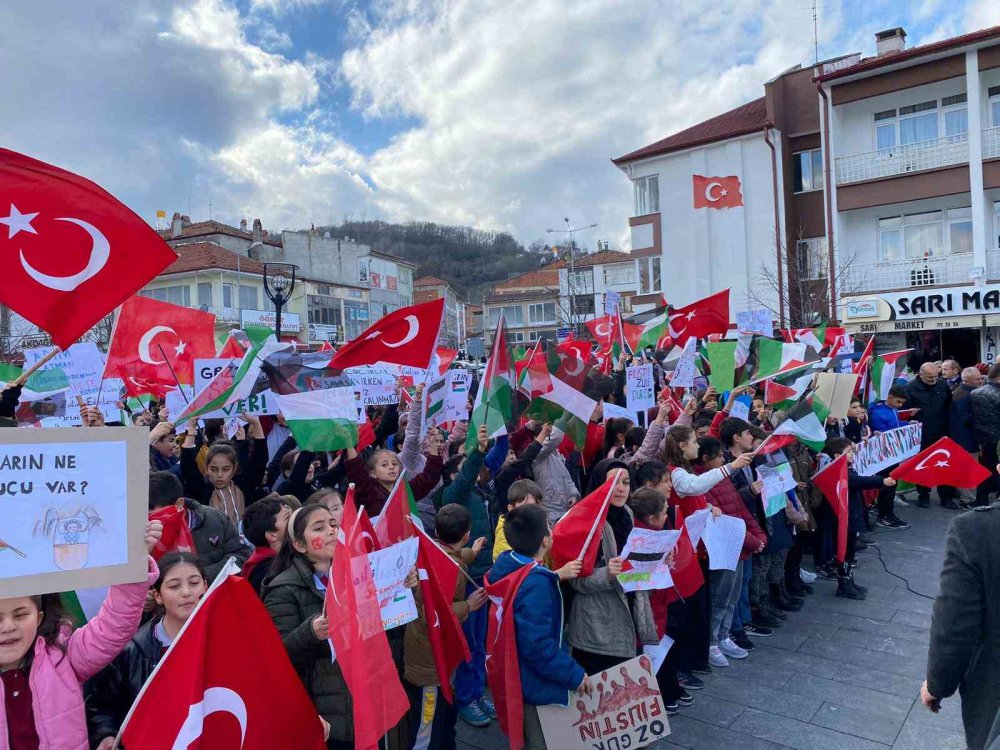 SAMSUN'UN LADİK İLÇESİNDE İMAM HATİP ORTAOKULU ÖĞRENCİLERİ, FİLİSTİN İÇİN DESTEK YÜRÜYÜŞÜ GERÇEKLEŞTİRDİ