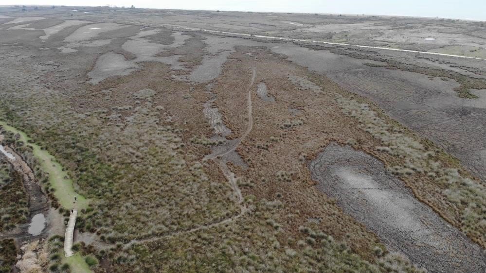 SAMSUN'DA, KIZILIRMAK DELTASI'NDAN TOPLANAN KINDIRA SAZI İLE BAFRA OVASI'NDA YETİŞEN MISIRIN KADIN EL İŞÇİLİĞİYLE SEPET, OBJE, ÇANTA, EKMEKLİK, KALEMLİK VE ŞEKERLİK GİBİ ÇEŞİTLİ MALZEMELERE DÖNÜŞTÜRÜLÜYOR