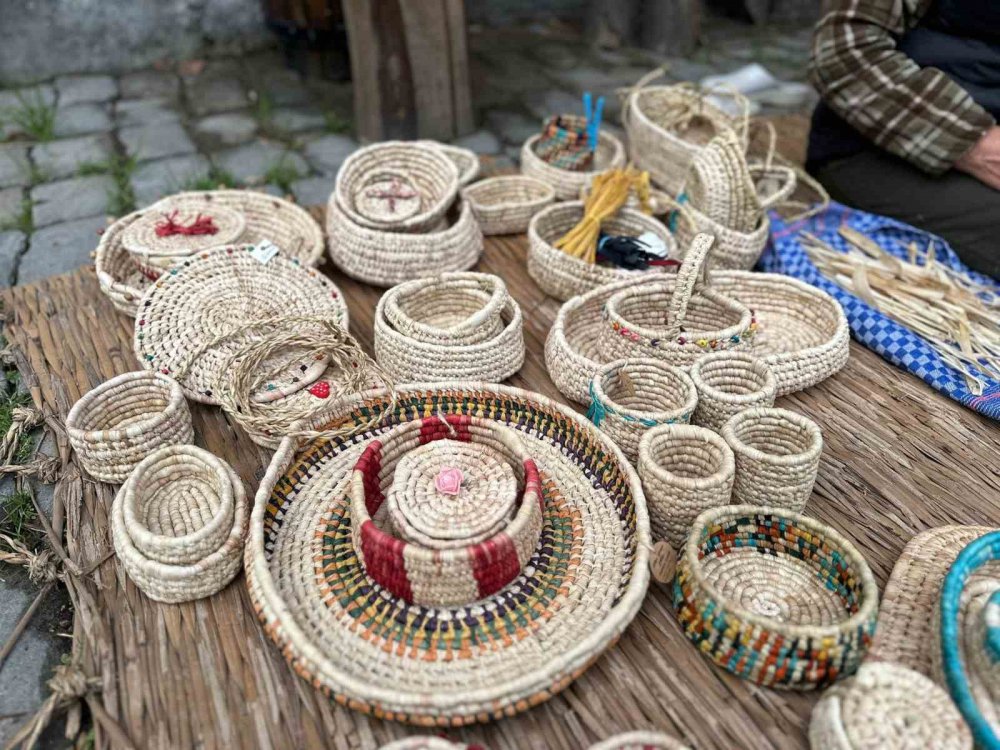 SAMSUN'DA, KIZILIRMAK DELTASI'NDAN TOPLANAN KINDIRA SAZI İLE BAFRA OVASI'NDA YETİŞEN MISIRIN KADIN EL İŞÇİLİĞİYLE SEPET, OBJE, ÇANTA, EKMEKLİK, KALEMLİK VE ŞEKERLİK GİBİ ÇEŞİTLİ MALZEMELERE DÖNÜŞTÜRÜLÜYOR