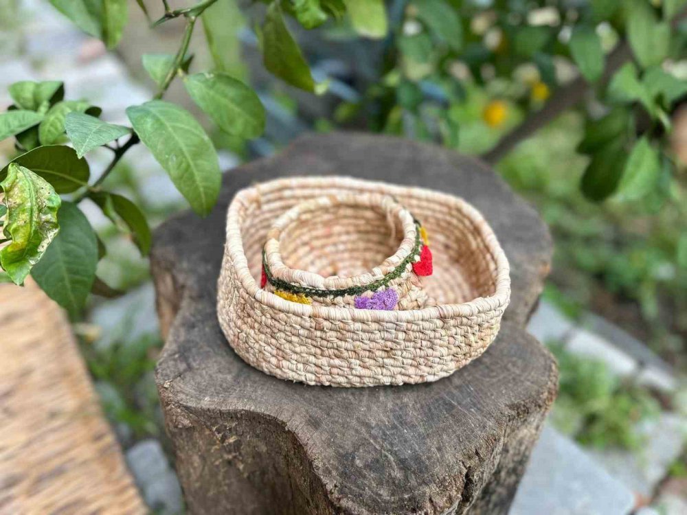 SAMSUN'DA, KIZILIRMAK DELTASI'NDAN TOPLANAN KINDIRA SAZI İLE BAFRA OVASI'NDA YETİŞEN MISIRIN KADIN EL İŞÇİLİĞİYLE SEPET, OBJE, ÇANTA, EKMEKLİK, KALEMLİK VE ŞEKERLİK GİBİ ÇEŞİTLİ MALZEMELERE DÖNÜŞTÜRÜLÜYOR