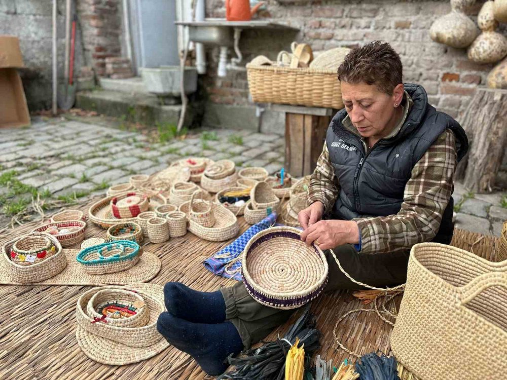 SAMSUN'DA, KIZILIRMAK DELTASI'NDAN TOPLANAN KINDIRA SAZI İLE BAFRA OVASI'NDA YETİŞEN MISIRIN KADIN EL İŞÇİLİĞİYLE SEPET, OBJE, ÇANTA, EKMEKLİK, KALEMLİK VE ŞEKERLİK GİBİ ÇEŞİTLİ MALZEMELERE DÖNÜŞTÜRÜLÜYOR