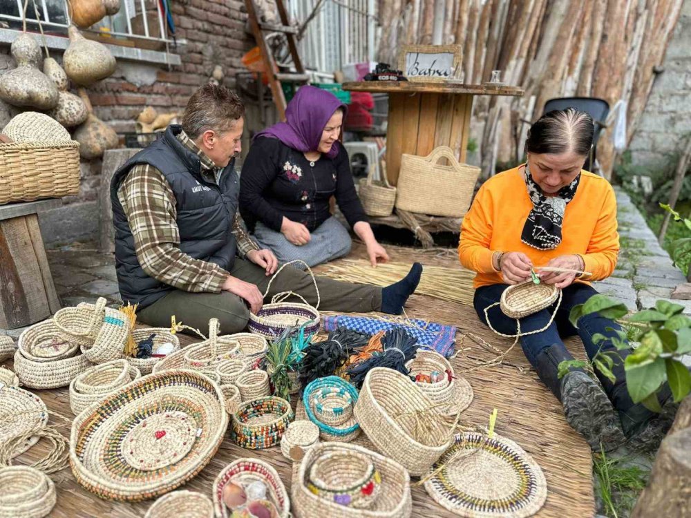 SAMSUN'DA, KIZILIRMAK DELTASI'NDAN TOPLANAN KINDIRA SAZI İLE BAFRA OVASI'NDA YETİŞEN MISIRIN KADIN EL İŞÇİLİĞİYLE SEPET, OBJE, ÇANTA, EKMEKLİK, KALEMLİK VE ŞEKERLİK GİBİ ÇEŞİTLİ MALZEMELERE DÖNÜŞTÜRÜLÜYOR