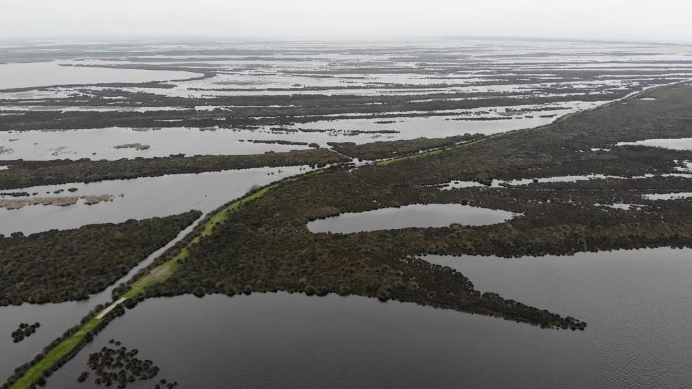 SAMSUN'DA, KIZILIRMAK DELTASI'NDAN TOPLANAN KINDIRA SAZI İLE BAFRA OVASI'NDA YETİŞEN MISIRIN KADIN EL İŞÇİLİĞİYLE SEPET, OBJE, ÇANTA, EKMEKLİK, KALEMLİK VE ŞEKERLİK GİBİ ÇEŞİTLİ MALZEMELERE DÖNÜŞTÜRÜLÜYOR