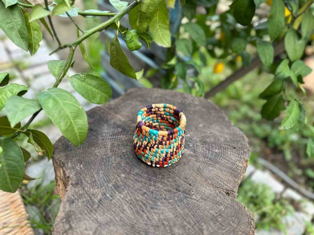 SAMSUN'DA, KIZILIRMAK DELTASI'NDAN TOPLANAN KINDIRA SAZI İLE BAFRA OVASI'NDA YETİŞEN MISIRIN KADIN EL İŞÇİLİĞİYLE SEPET, OBJE, ÇANTA, EKMEKLİK, KALEMLİK VE ŞEKERLİK GİBİ ÇEŞİTLİ MALZEMELERE DÖNÜŞTÜRÜLÜYOR