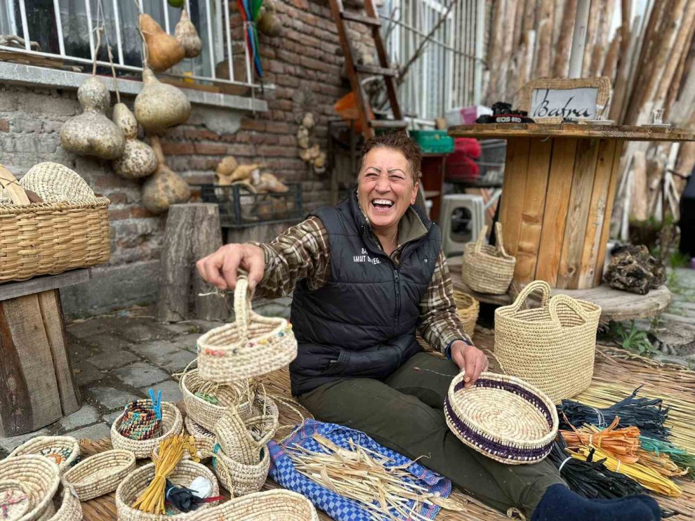 SAMSUN'DA, KIZILIRMAK DELTASI'NDAN TOPLANAN KINDIRA SAZI İLE BAFRA OVASI'NDA YETİŞEN MISIRIN KADIN EL İŞÇİLİĞİYLE SEPET, OBJE, ÇANTA, EKMEKLİK, KALEMLİK VE ŞEKERLİK GİBİ ÇEŞİTLİ MALZEMELERE DÖNÜŞTÜRÜLÜYOR