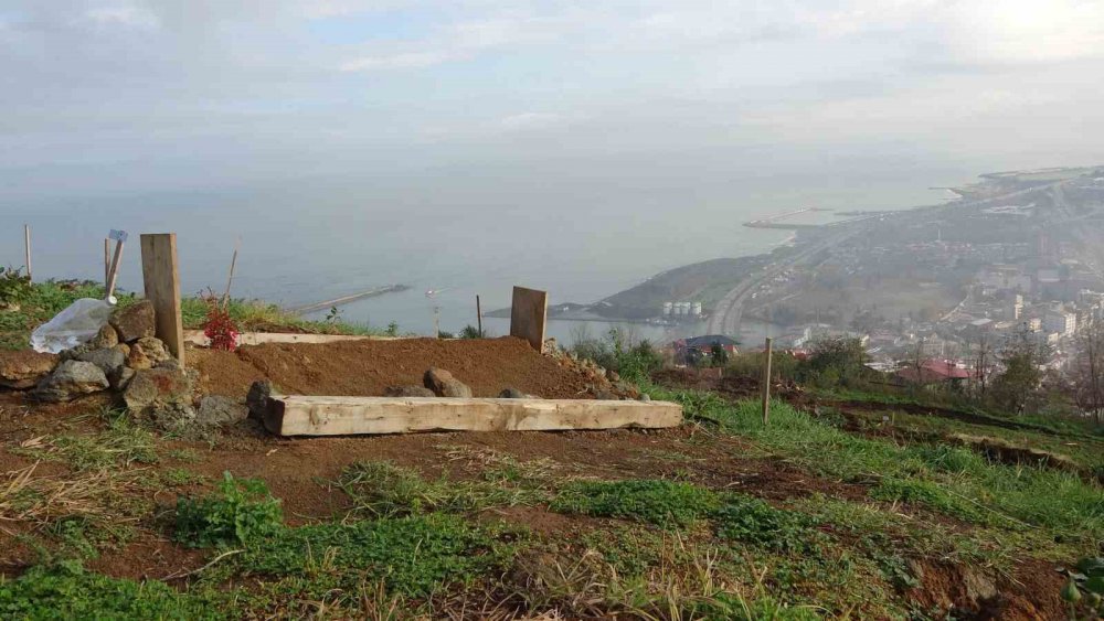 TRABZON'UN BOZTEPE MAHALLESİNDE AHİ EVREN DEDE CAMİİ YANINDA YER ALAN DENİZ MANZARALI MEZARLIK ALANINA DEFİNLER BAŞLADI