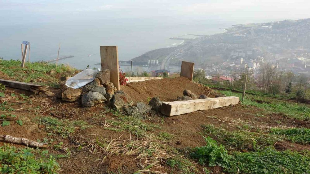 TRABZON'UN BOZTEPE MAHALLESİNDE AHİ EVREN DEDE CAMİİ YANINDA YER ALAN DENİZ MANZARALI MEZARLIK ALANINA DEFİNLER BAŞLADI