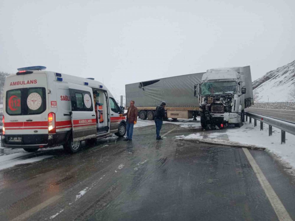 ERZURUM'UN AŞKALE İLÇESİNDE MEYDANA GELEN YOĞUN KAR YAĞIŞI, TRAFİK KAZALARININ ARTMASINA NEDEN OLDU