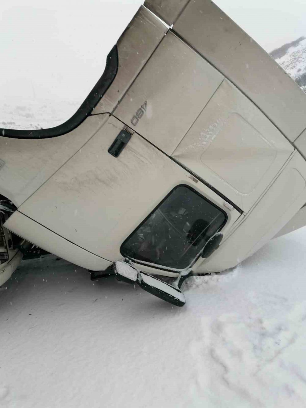 ERZURUM'UN AŞKALE İLÇESİNDE MEYDANA GELEN YOĞUN KAR YAĞIŞI, TRAFİK KAZALARININ ARTMASINA NEDEN OLDU