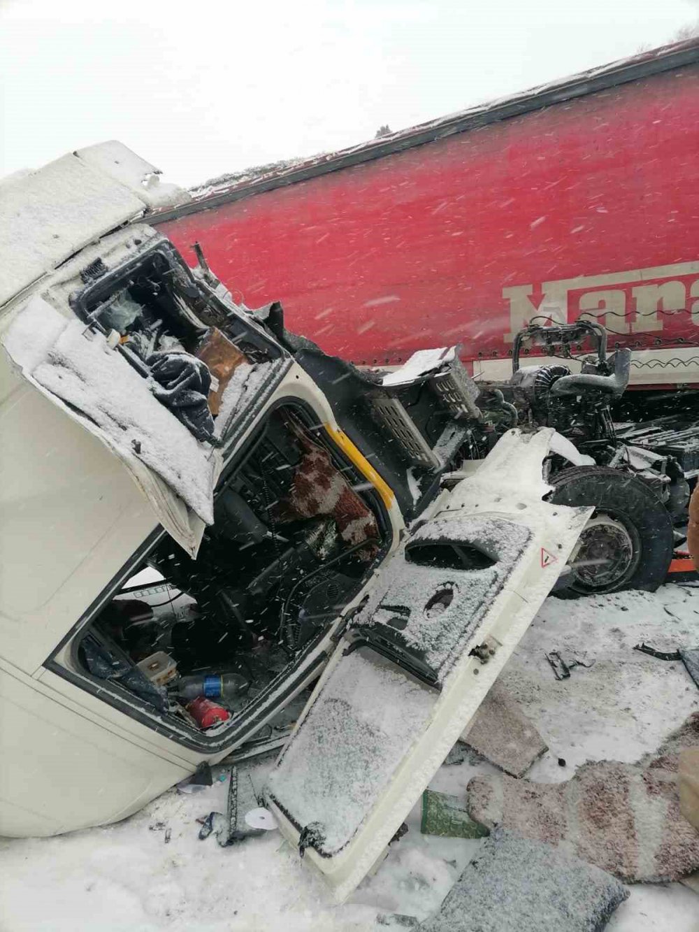 ERZURUM'UN AŞKALE İLÇESİNDE MEYDANA GELEN YOĞUN KAR YAĞIŞI, TRAFİK KAZALARININ ARTMASINA NEDEN OLDU