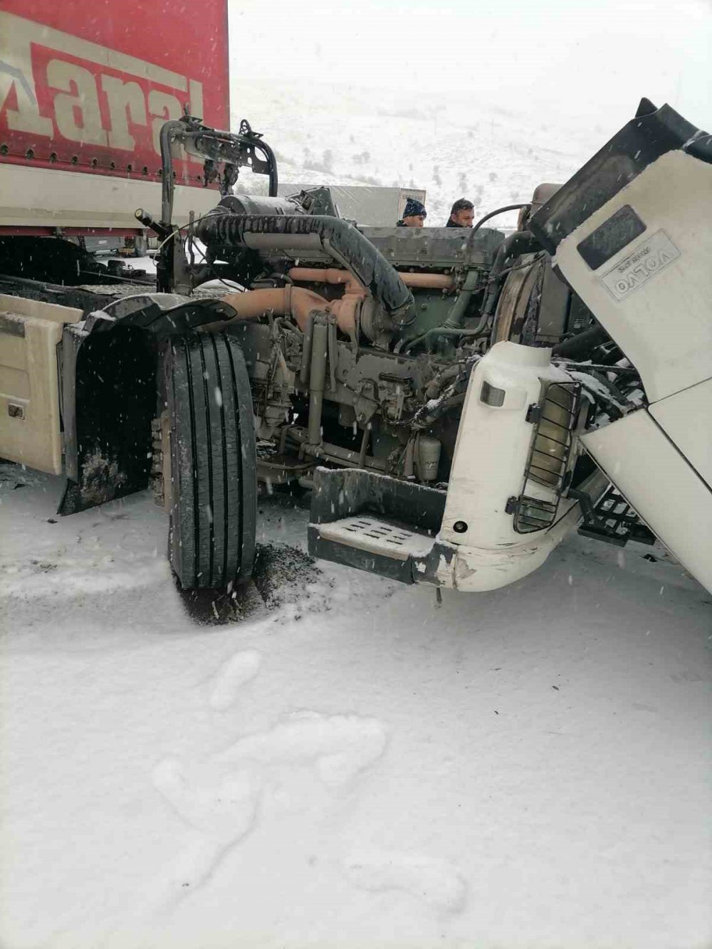 ERZURUM'UN AŞKALE İLÇESİNDE MEYDANA GELEN YOĞUN KAR YAĞIŞI, TRAFİK KAZALARININ ARTMASINA NEDEN OLDU