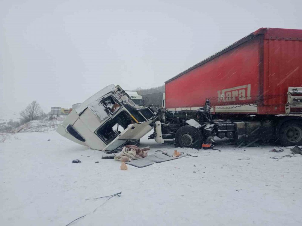 ERZURUM'UN AŞKALE İLÇESİNDE MEYDANA GELEN YOĞUN KAR YAĞIŞI, TRAFİK KAZALARININ ARTMASINA NEDEN OLDU