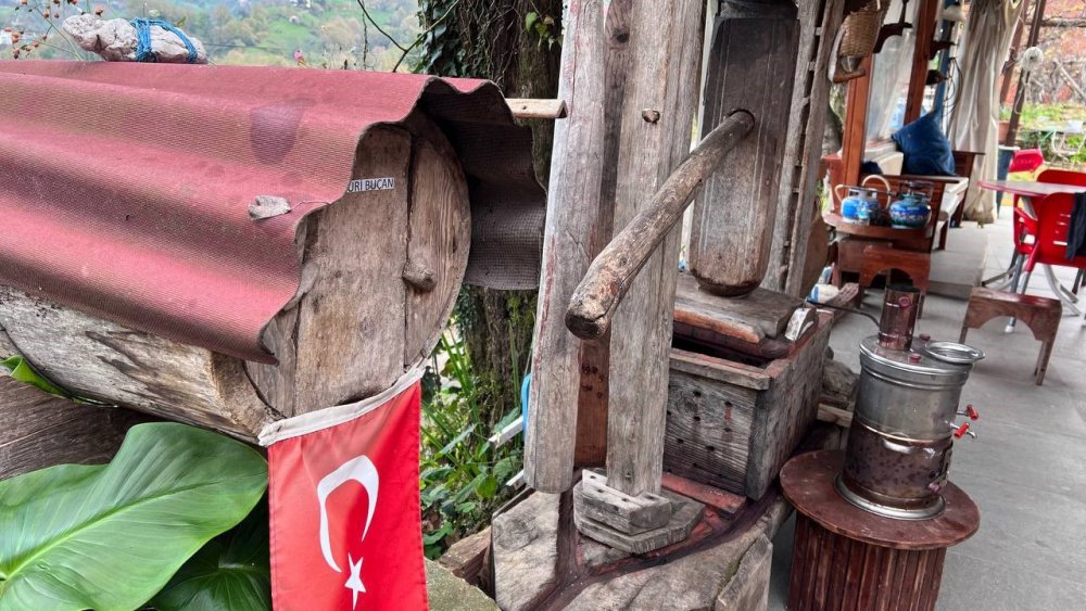 RİZE'DE, GEÇMİŞE AİT KÜLTÜREL ARAÇ VE GEREÇLERİ BİR ARAYA GETİREN KEMAL YAKICI, EVİNDE BU BENZERSİZ KOLEKSİYONUNU SERGİLEYEREK ZİYARETÇİLERE TARİHİ ATMOSFERİ YAŞATIYOR