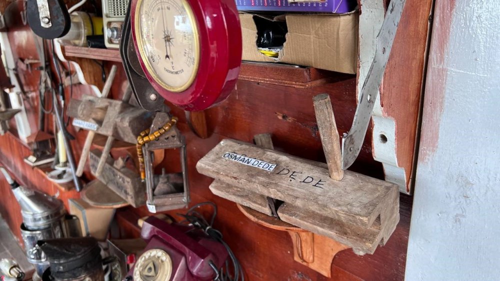 RİZE'DE, GEÇMİŞE AİT KÜLTÜREL ARAÇ VE GEREÇLERİ BİR ARAYA GETİREN KEMAL YAKICI, EVİNDE BU BENZERSİZ KOLEKSİYONUNU SERGİLEYEREK ZİYARETÇİLERE TARİHİ ATMOSFERİ YAŞATIYOR