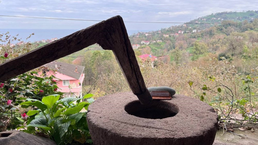 RİZE'DE, GEÇMİŞE AİT KÜLTÜREL ARAÇ VE GEREÇLERİ BİR ARAYA GETİREN KEMAL YAKICI, EVİNDE BU BENZERSİZ KOLEKSİYONUNU SERGİLEYEREK ZİYARETÇİLERE TARİHİ ATMOSFERİ YAŞATIYOR