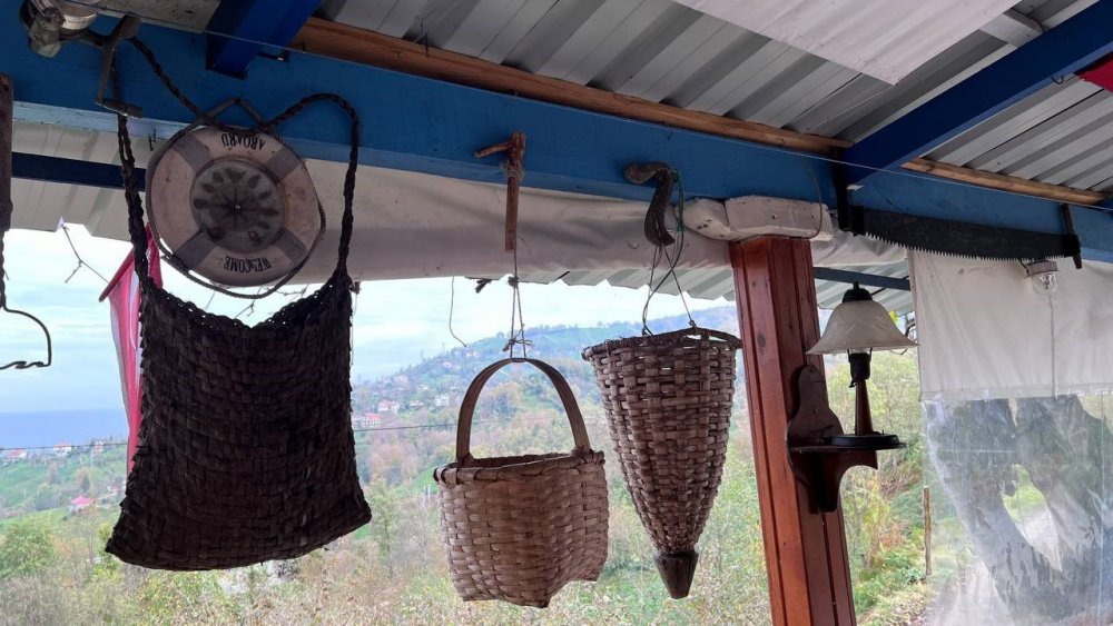 RİZE'DE, GEÇMİŞE AİT KÜLTÜREL ARAÇ VE GEREÇLERİ BİR ARAYA GETİREN KEMAL YAKICI, EVİNDE BU BENZERSİZ KOLEKSİYONUNU SERGİLEYEREK ZİYARETÇİLERE TARİHİ ATMOSFERİ YAŞATIYOR