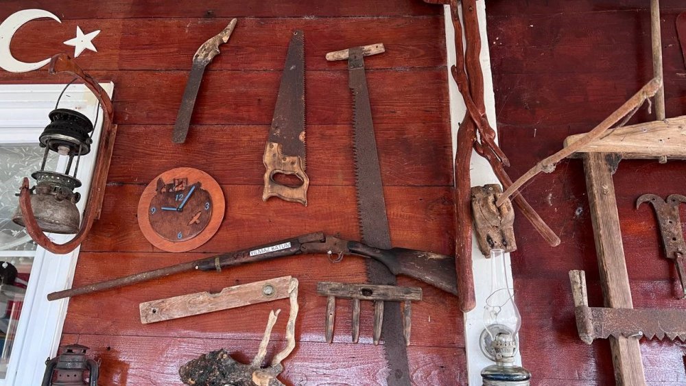 RİZE'DE, GEÇMİŞE AİT KÜLTÜREL ARAÇ VE GEREÇLERİ BİR ARAYA GETİREN KEMAL YAKICI, EVİNDE BU BENZERSİZ KOLEKSİYONUNU SERGİLEYEREK ZİYARETÇİLERE TARİHİ ATMOSFERİ YAŞATIYOR