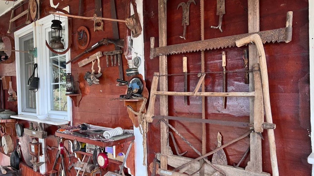 RİZE'DE, GEÇMİŞE AİT KÜLTÜREL ARAÇ VE GEREÇLERİ BİR ARAYA GETİREN KEMAL YAKICI, EVİNDE BU BENZERSİZ KOLEKSİYONUNU SERGİLEYEREK ZİYARETÇİLERE TARİHİ ATMOSFERİ YAŞATIYOR