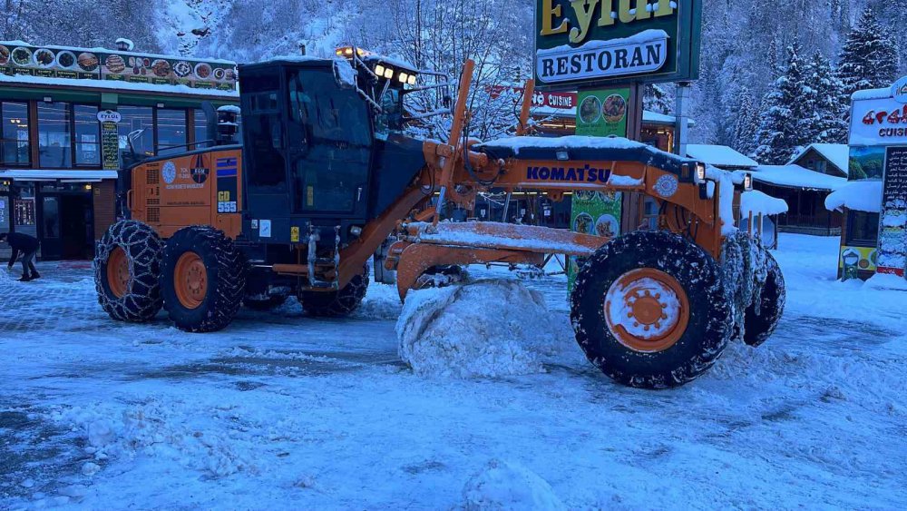 ÇAMLIHEMŞİN AYDER YAYLASI KARLARLA KAPLANDI , MANZARA GÖRENLERİ BÜYÜLEDİ